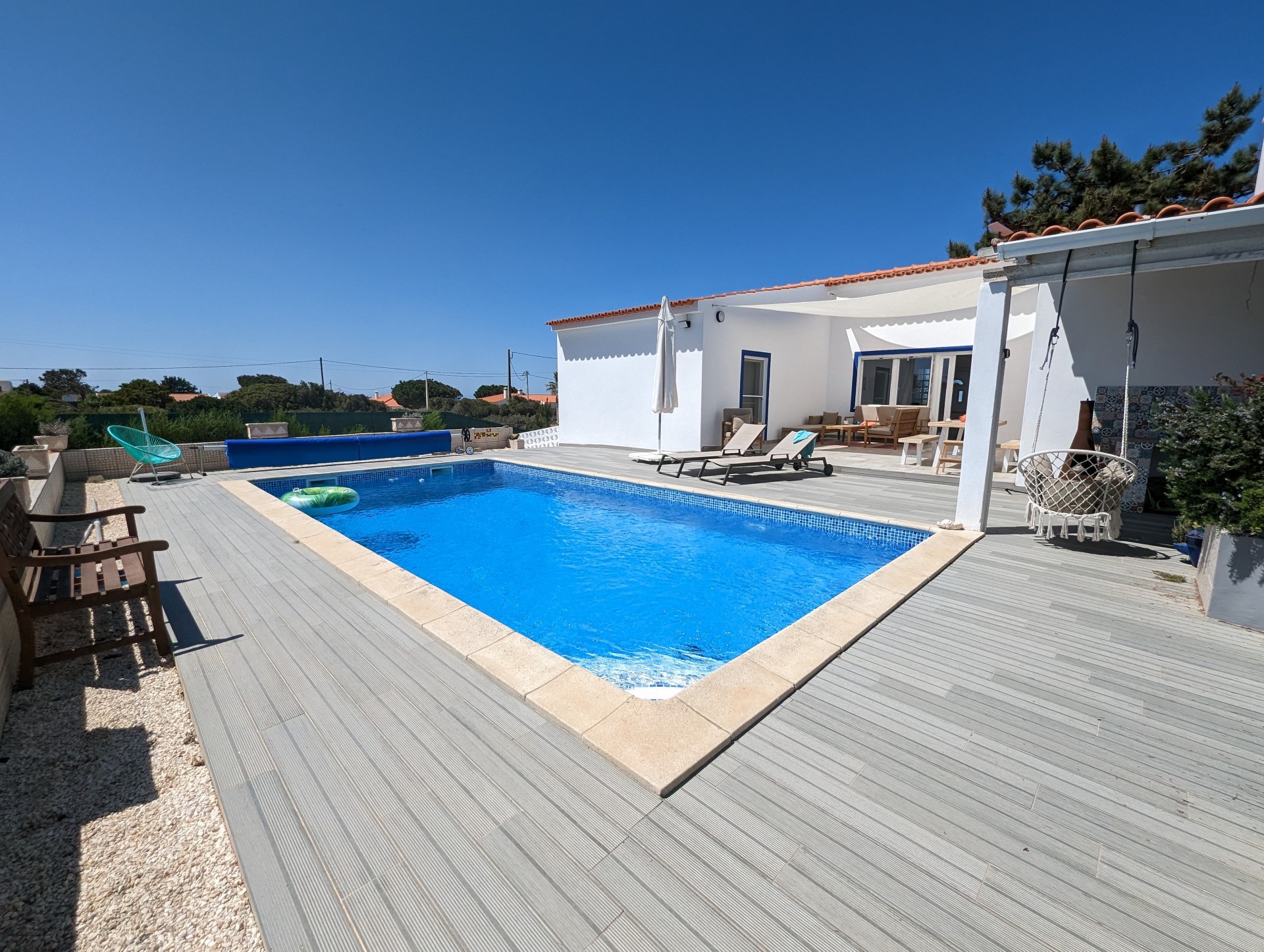 Der Pool und die Terrasse der Vivenda Lill