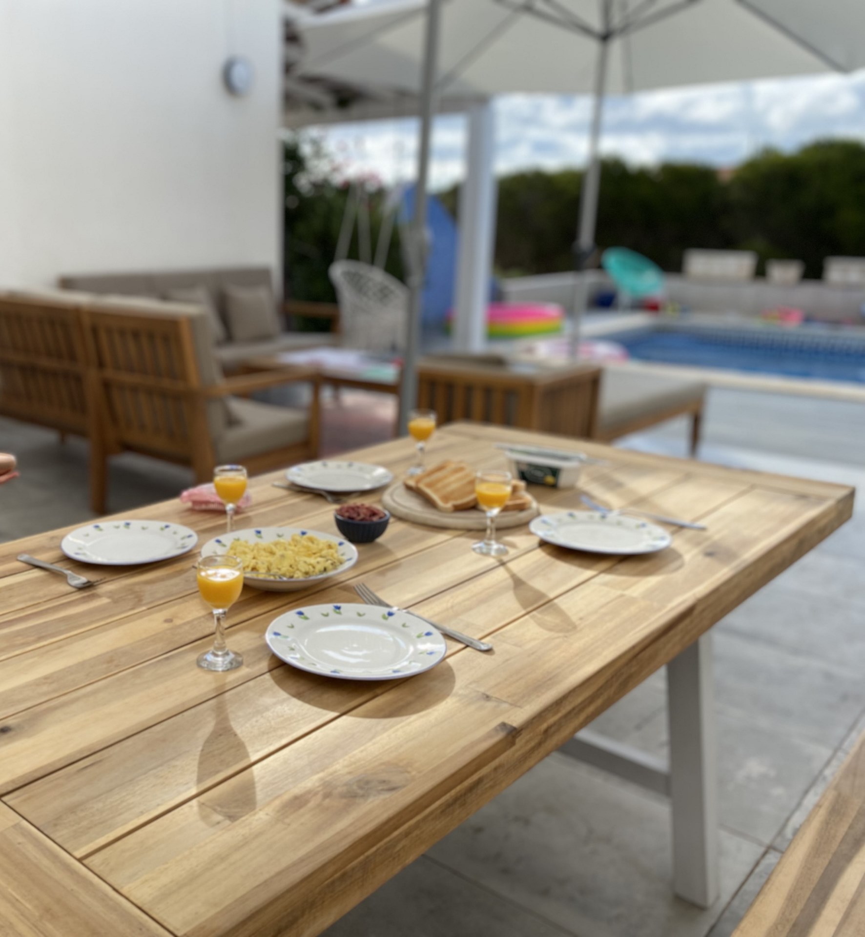 Gedeckter Holztisch auf der Südterrasse