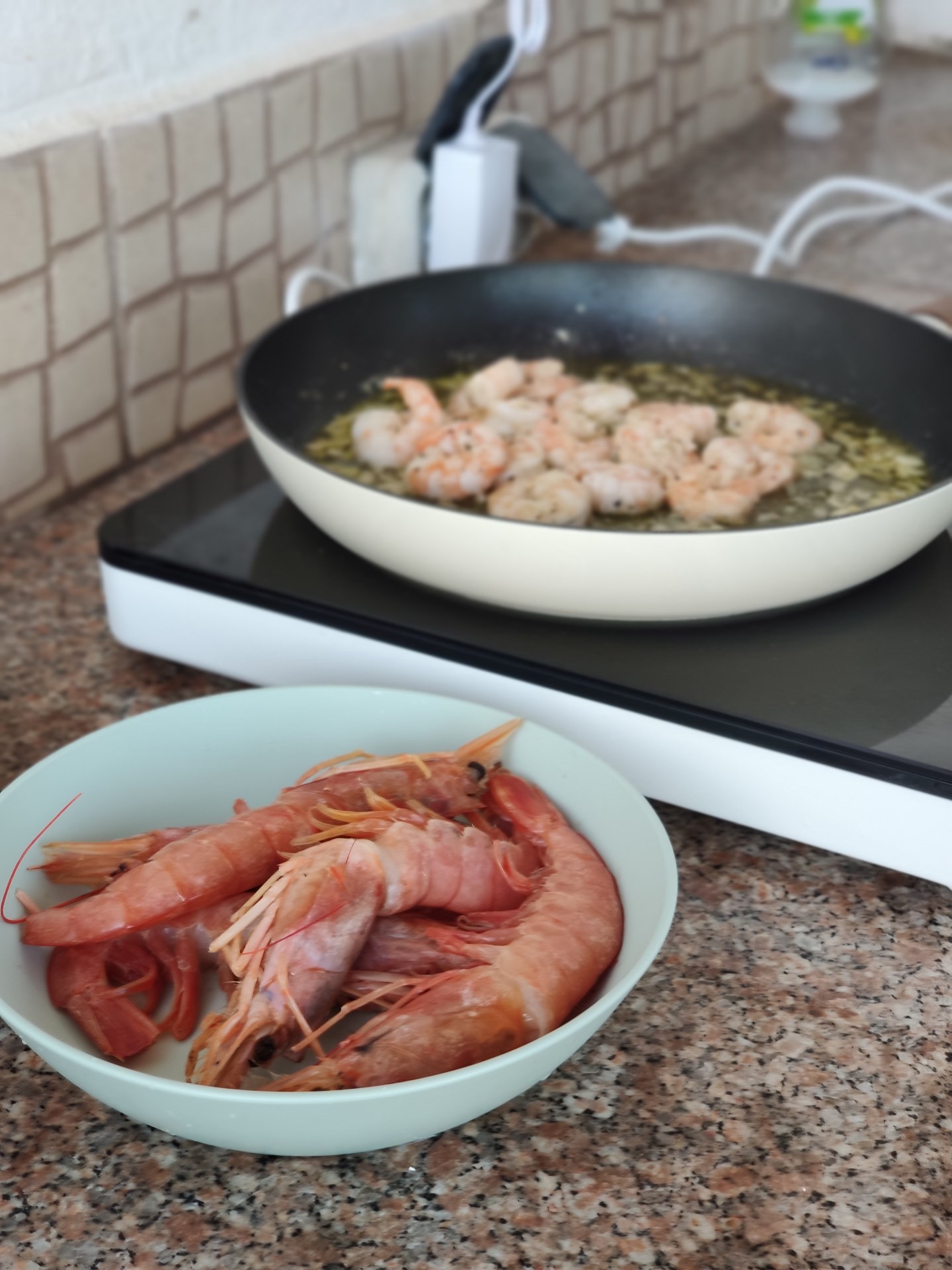 Frische Garnelen in der Outdoor-Küche
