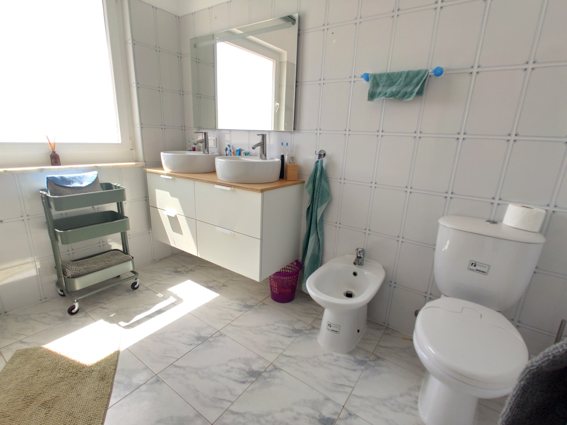 Großes Badezimmer mit Doppelwaschtisch