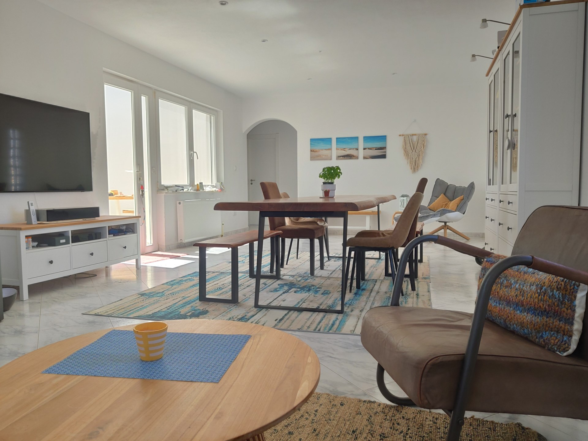 Helles Wohn- und Esszimmer